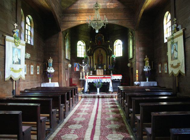 interieur van de houten kerk in Chmiel