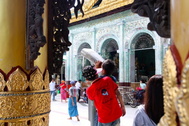 Het mooiste aan de Shwedagon Pagoda zijn niet de tempels maar de mensen