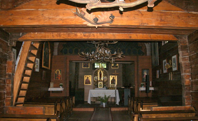 interieur van houten kerkje
