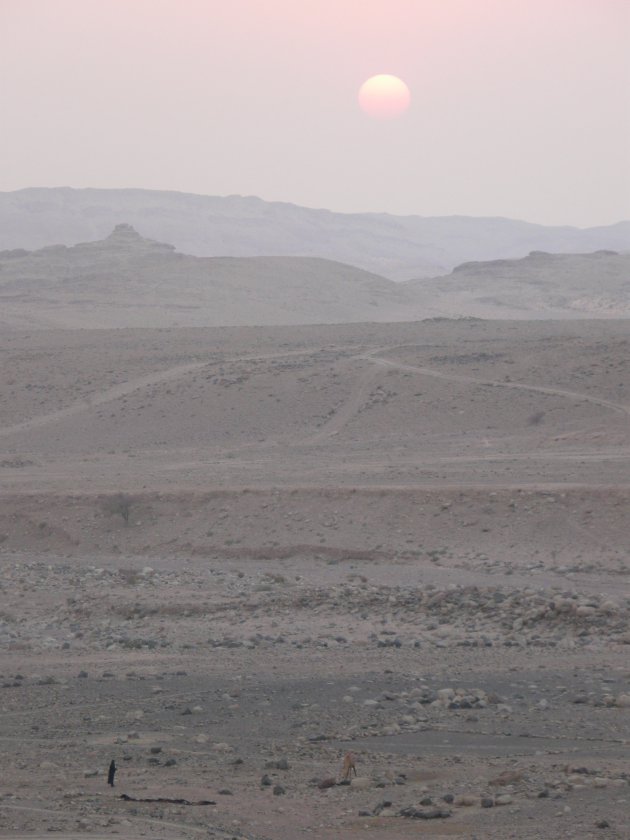 Zonsondergang in bedoeïenen woestijn