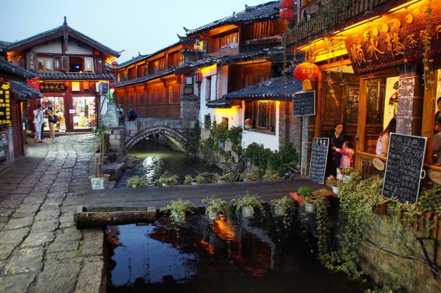 Sfeervol straatje in het oude centrum van Lijiang