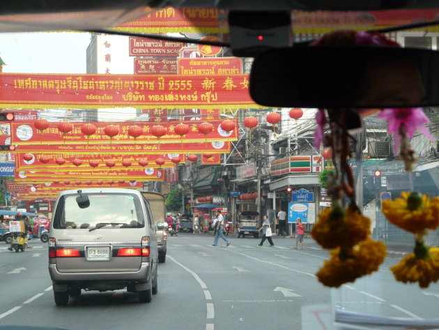 Taxi rit door China Town in Bangkok
