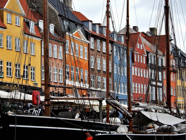 Bootjes en gekleurde huisjes in Nyhavn