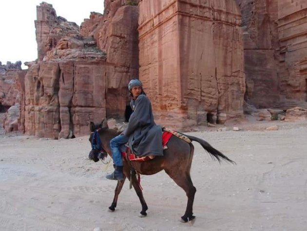 Jongen op ezel in Petra