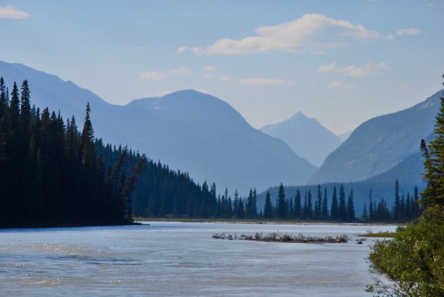 Langs de Athabasca rivier
