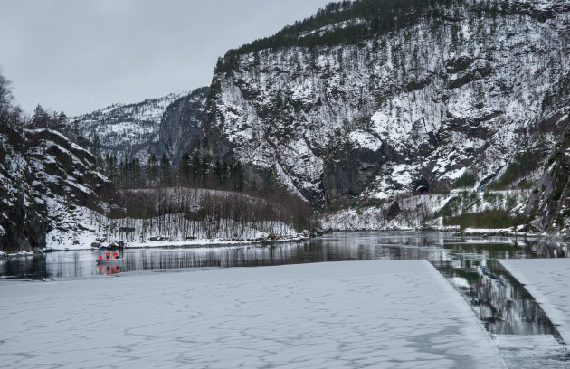 Winterse boottocht door de fjorden bij Bergen