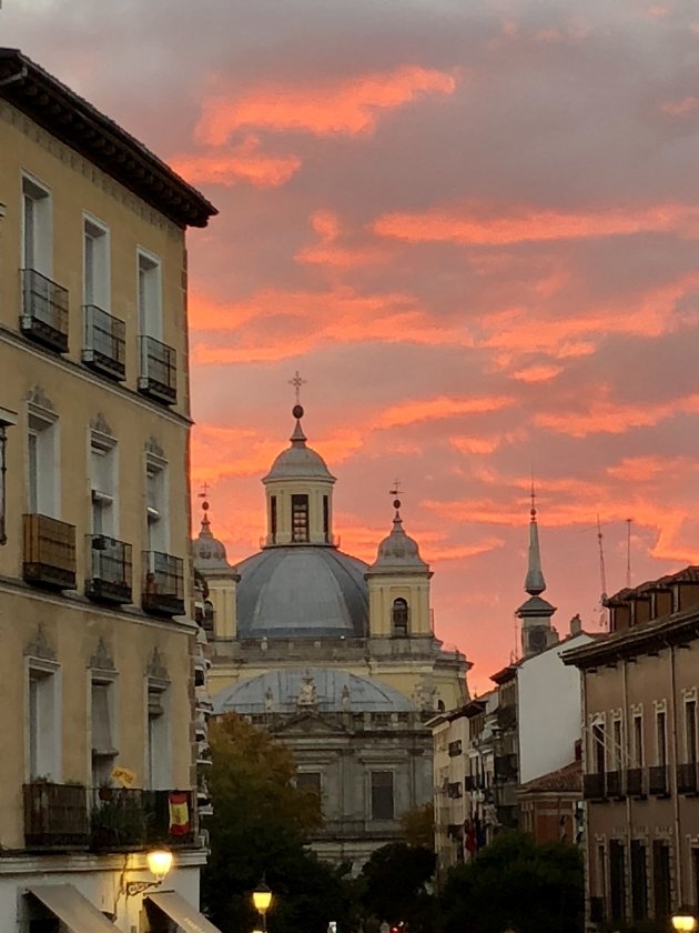 Kleurrijke wolken tijdens zonsondergang Madrid