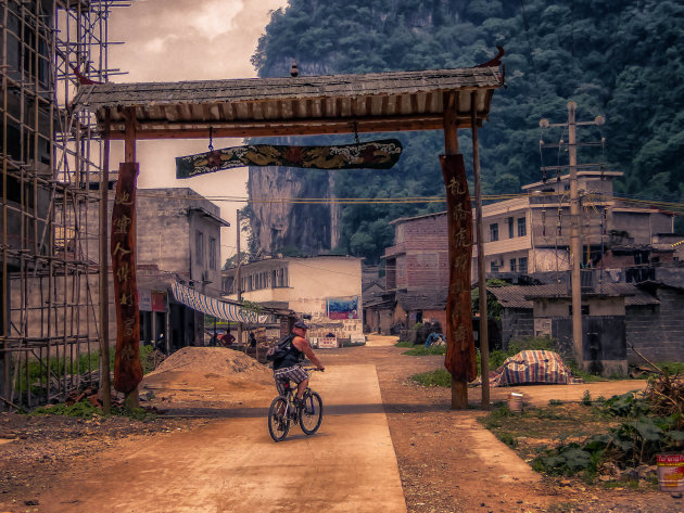 Mountainbiken door de dorpjes in het Karstgebergte