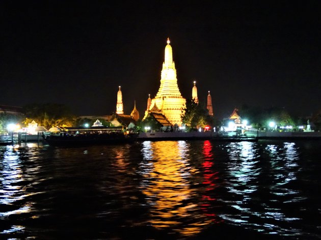 Wat Arun verlicht.