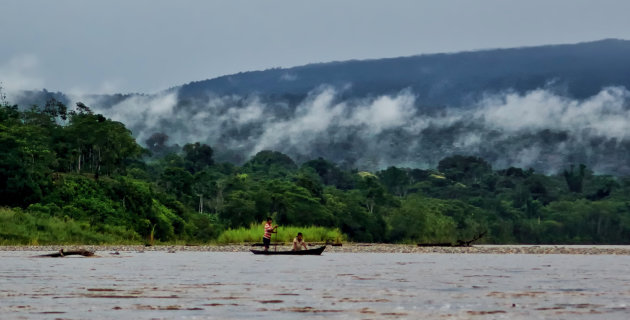 Napo rivier afzakken het Amazonewoud in