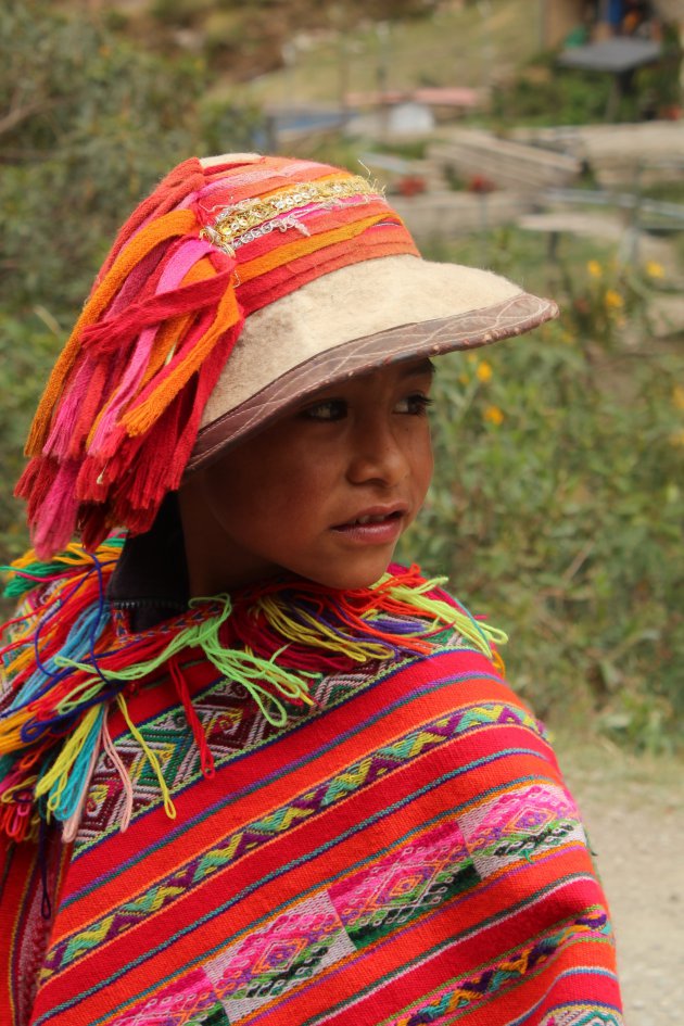 Jongetje in traditionele dracht in een bergdorp in de Andes