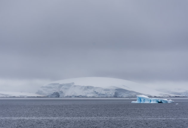 Een grijze ochtend met het blauwe ijs in Antarctica