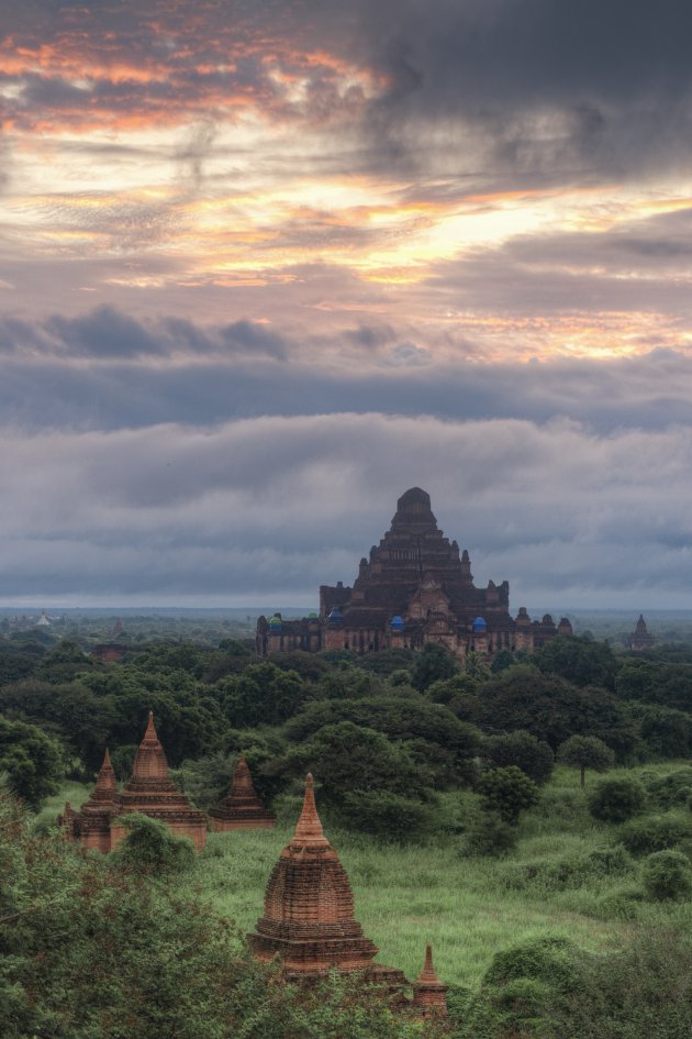 Bewolkte zonsopkomst in Bagan