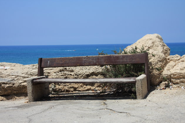 bankje langs de costa van tel aviv
