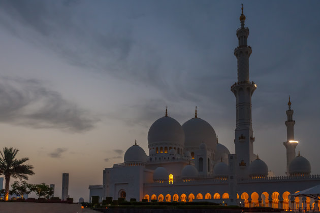 De Sjeik Zayed Moskee bij avond