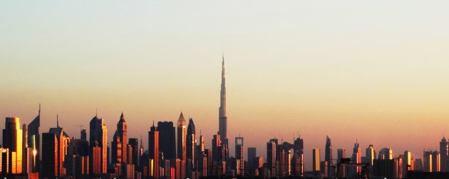 Skyline Dubai bij zonsondergang