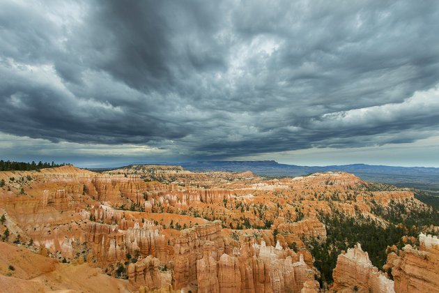 Donkere wolken boven Bryce Canyon