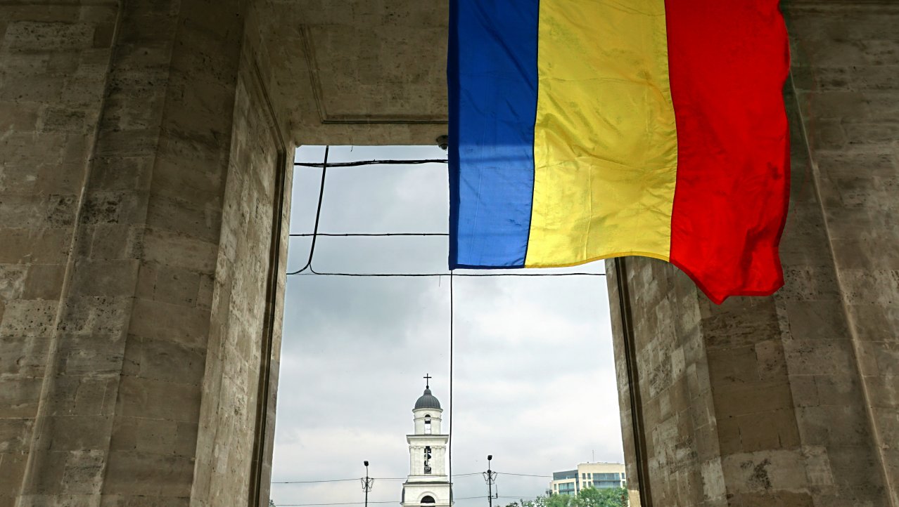 Vlaggen in de Triomfboog van Chisinau