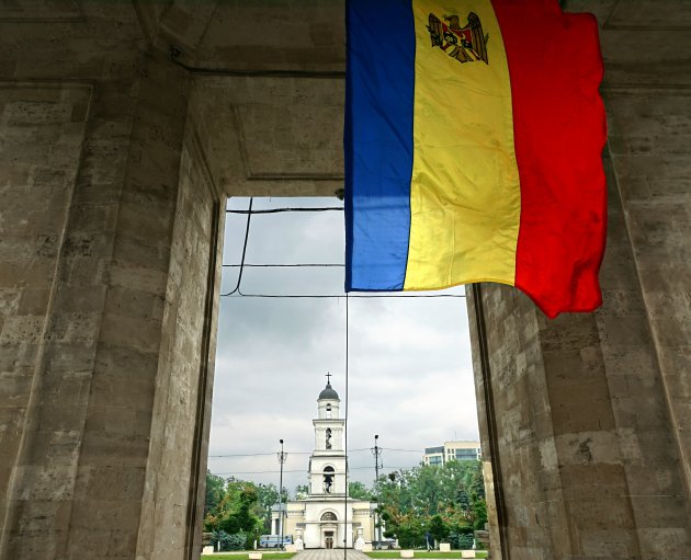 Vlaggen in de Triomfboog van Chisinau