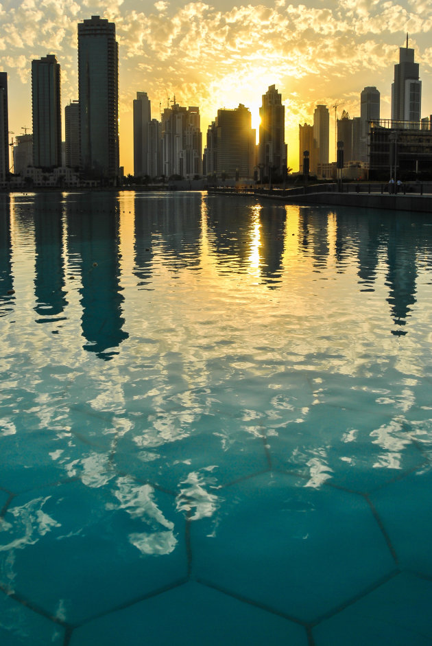 Avondse waterweerspiegeling in Dubai
