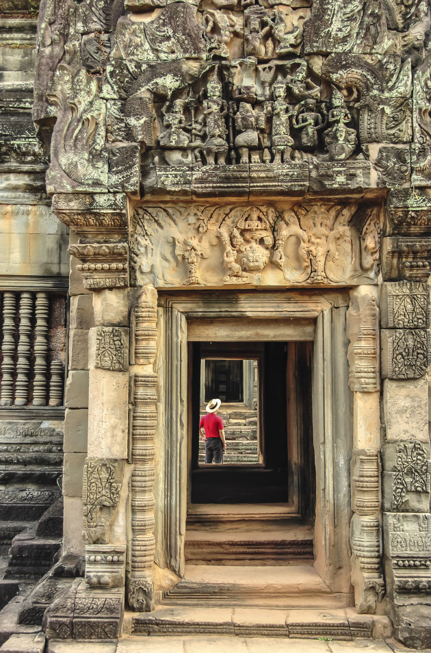Een doorkijkje in een tempel in Angkor Wat