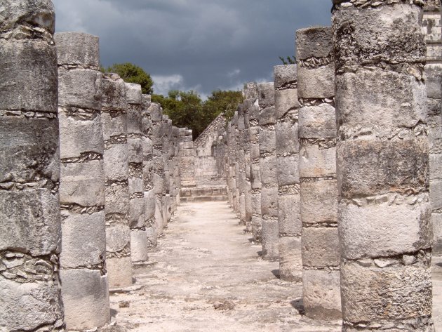 Donkere wolken boven Chichén-Itzá