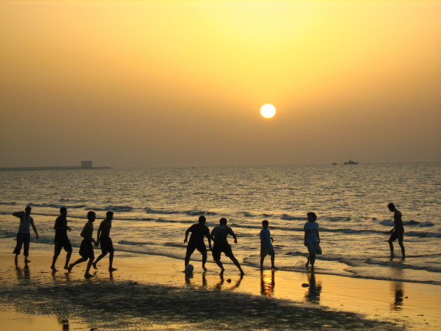 voetballende omani's tijdens zonsondergang