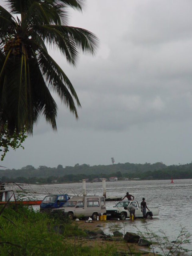 2002: Frans Guyana: auto wassen in Maroni-rivier.