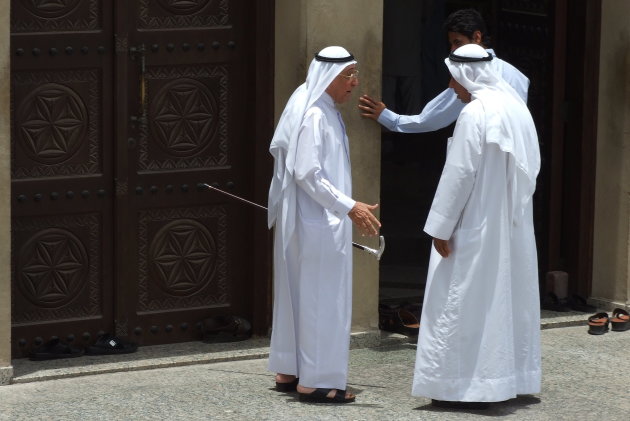 Discussiërende Arabieren voor de moskee