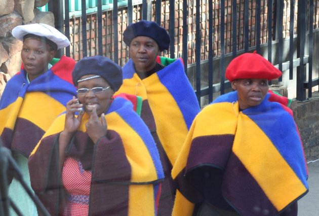 Ndebele-vrouwen op bezoek in Pretoria