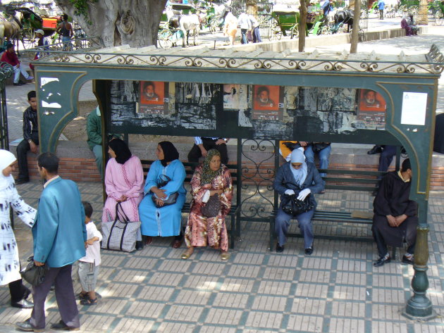 wachtende mensen bij een bushalte