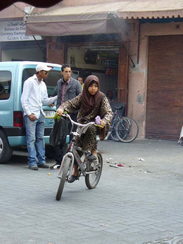 fietsen in marokkaanse kleding