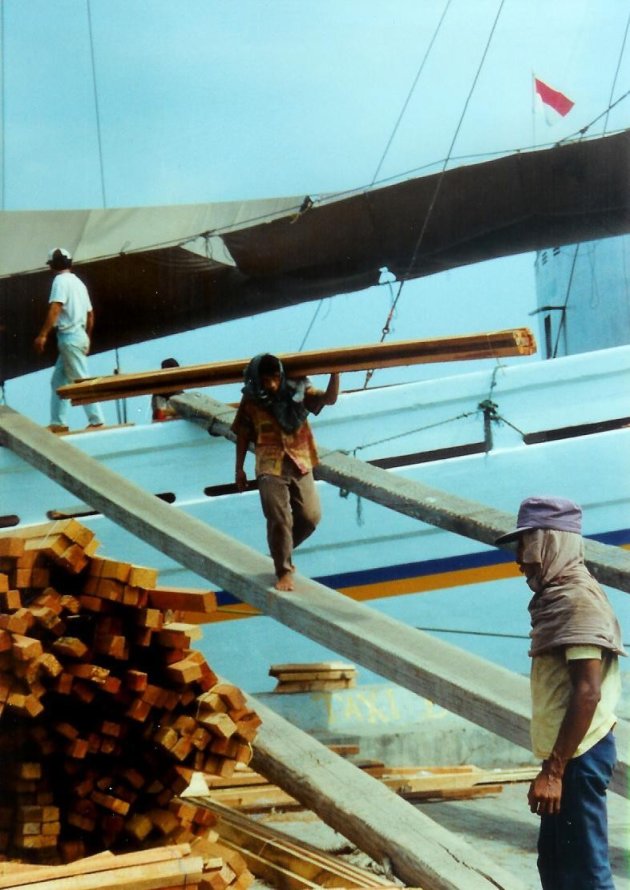 1997: Java, Jakarta: lossen van een boot.