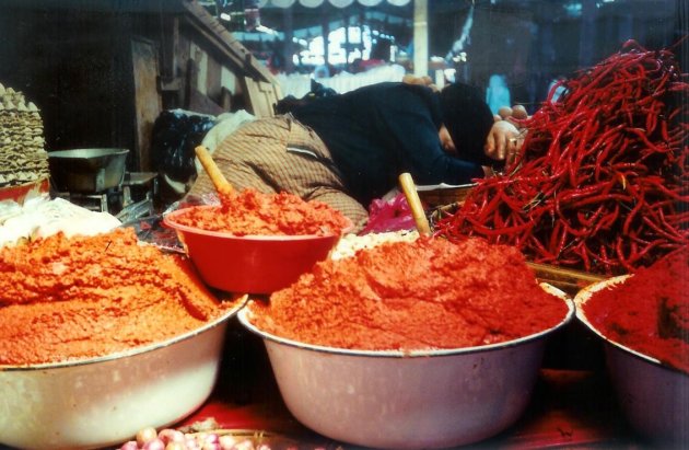 1997: Sumatra, Bukittingi: pasar (markt): sambal by ?