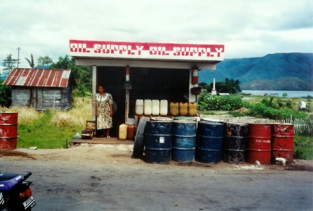 1997: Sumatra, Samosir Island: benzinestation.