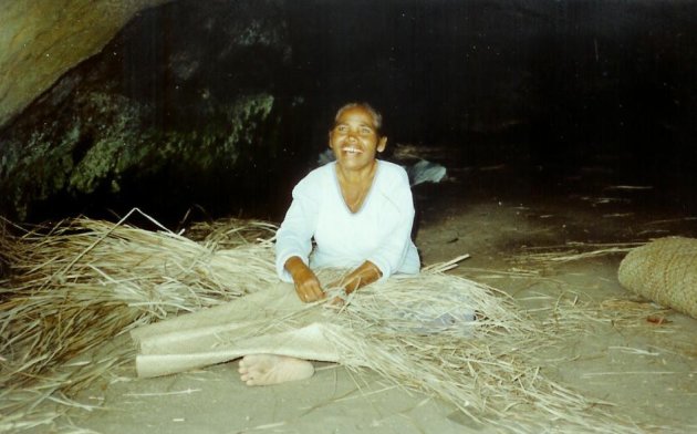 1997: Sumatra, Samosir Island: matten vlechten in een koele grot.
