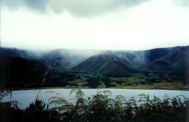 1997: Sumatra, Samosir Island: regenen.