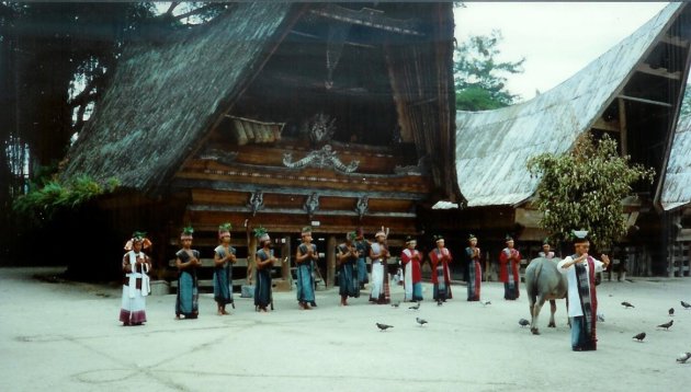 1997: Sumatra, Samosir Island: traditionele dans.