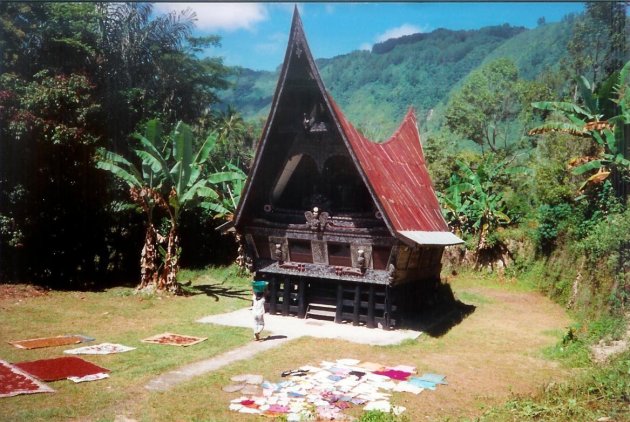 1997: Sumatra, Samosir Island: wasdag bij Batak-huis.