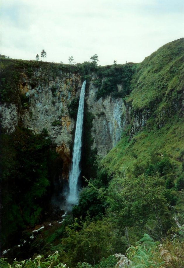 1997: Sumatra: waterval.