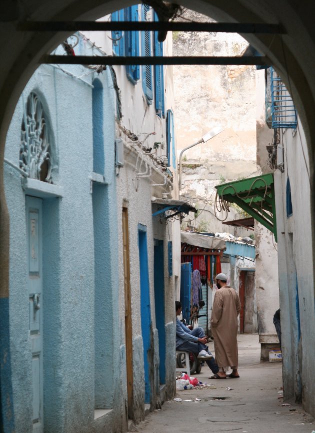 Smal straatje in de medina van Tunis