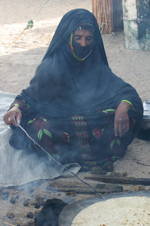 Bedouine vrouw bakt brood