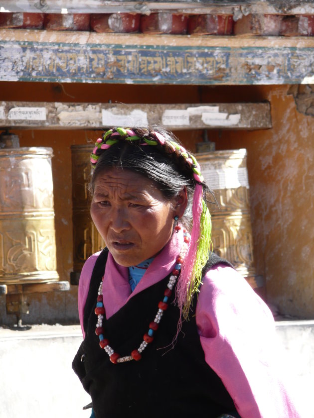 Mooi geklede vrouw tijdens Tibetaans festival