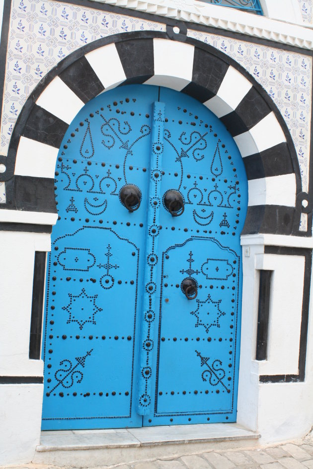 Zebrakleurig portaal met blauwe deur