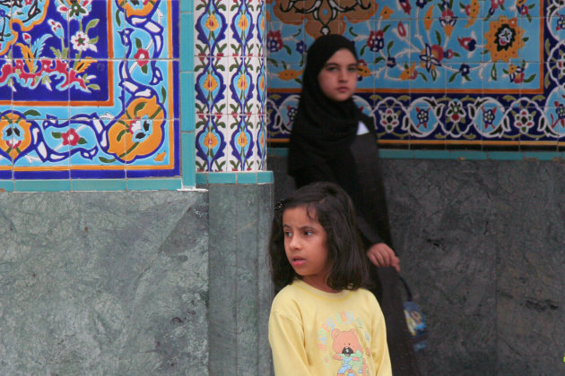In de poort van de Iraanse moskee