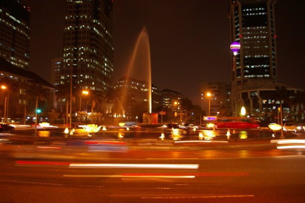 Verkeersplein in donker Jakarta