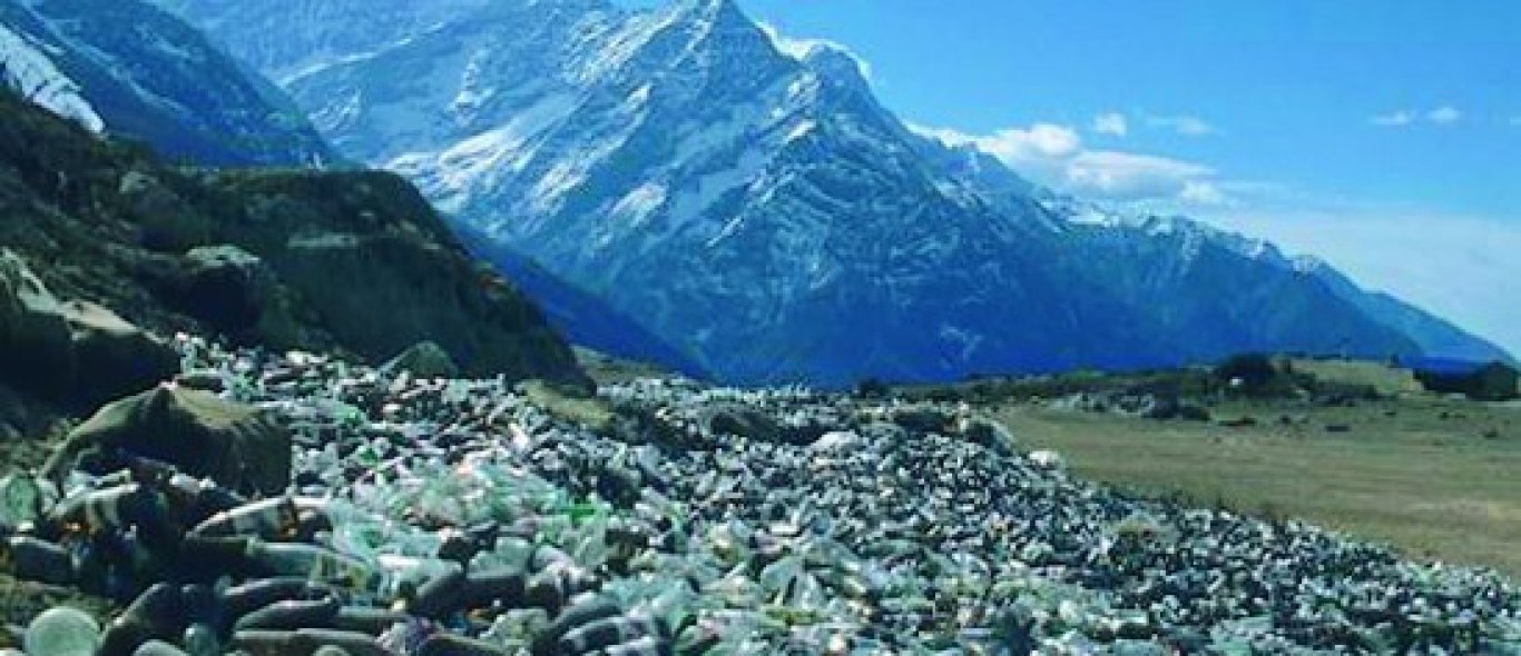 Vijftig ton afval op de Everest image