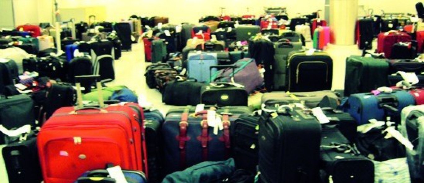 Duizenden lege koffers image