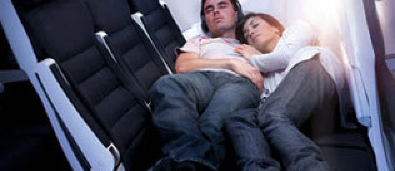 Languit slapen in vliegtuig image