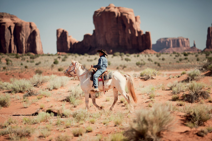 Een ruiter in de woestijn van Monument Valley, eigendom van de Navajo Natie. Foto: Malou van Breevoort.